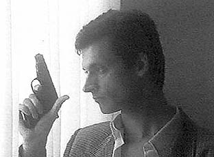 Часто публикуемый кадр из фильма. Герой Евгения Редько играет с пистолетом. Через несколько минут он выбросит его в урну.