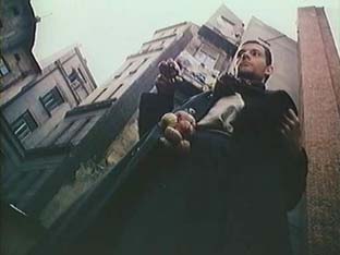 Вахитов бросает йо-йо в лицо зрителю в начале второй и третьей серий.